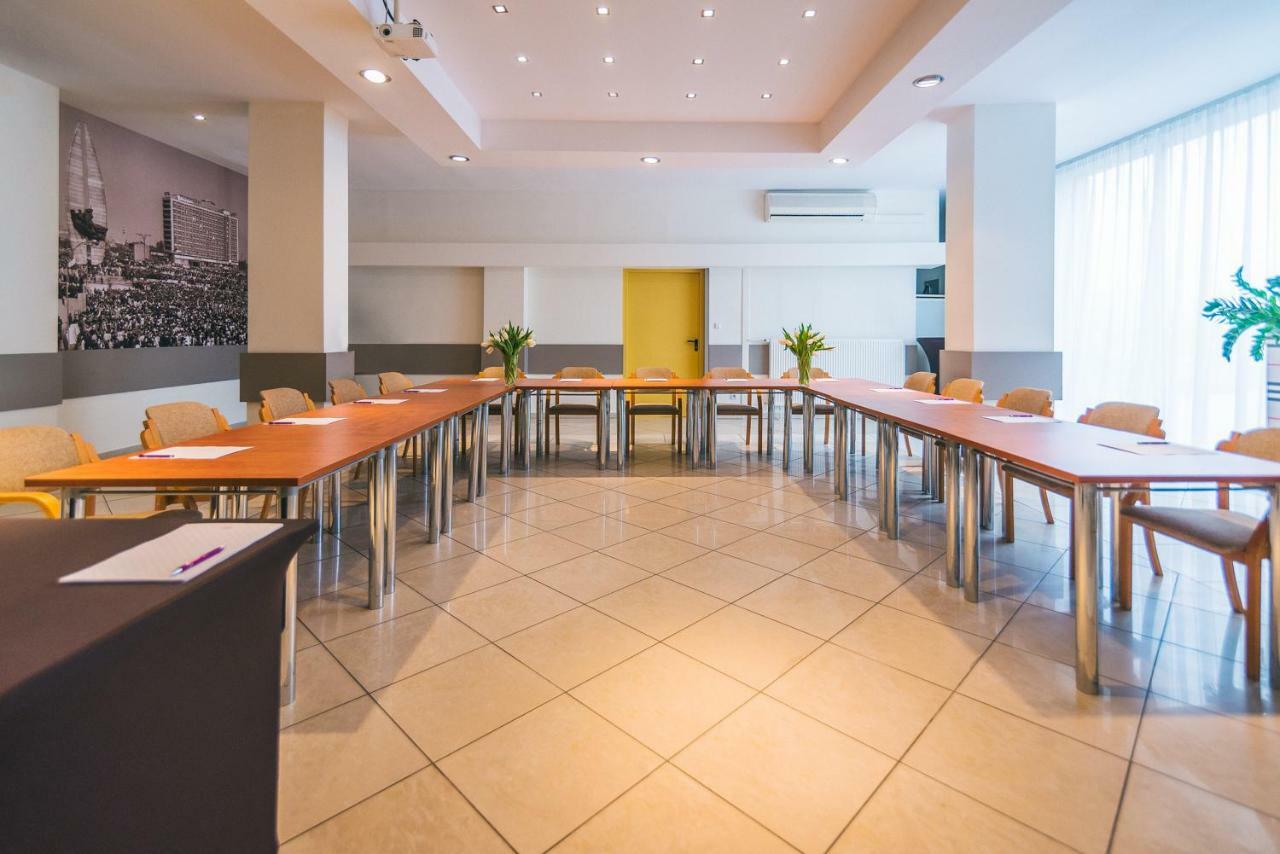 Hotel Forum Жешув Экстерьер фото
