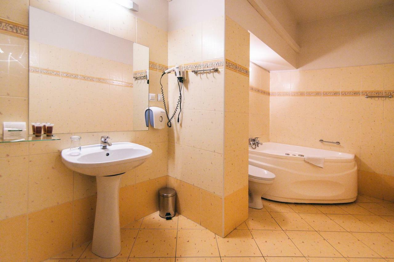 Hotel Forum Жешув Экстерьер фото