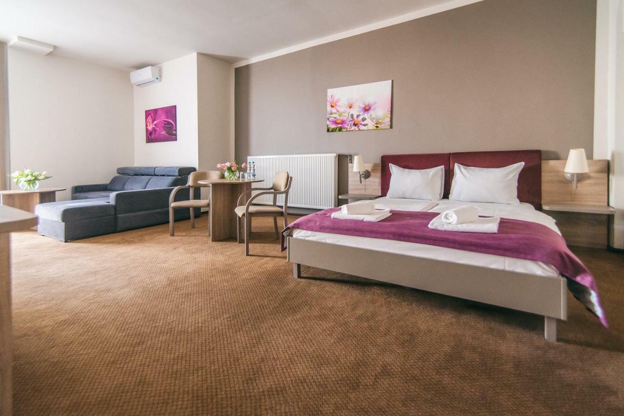 Hotel Forum Жешув Экстерьер фото